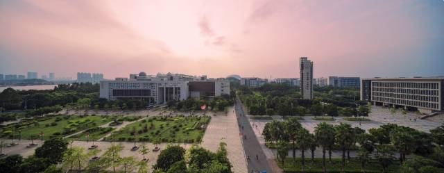 成人影院
校景。